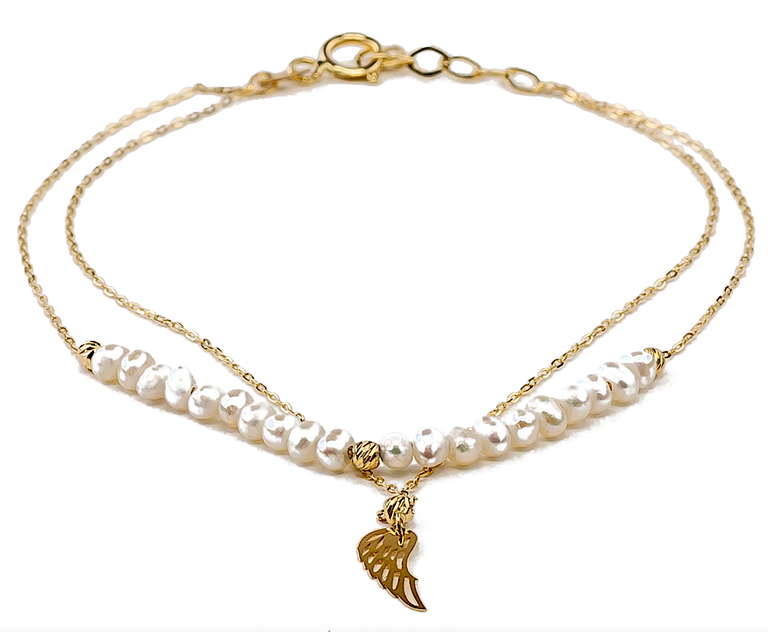Złota bransoletka z perłam i zawieszką piórko (1)